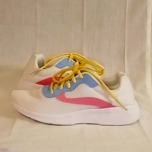 Women Sneakers - Picture 2 of 4